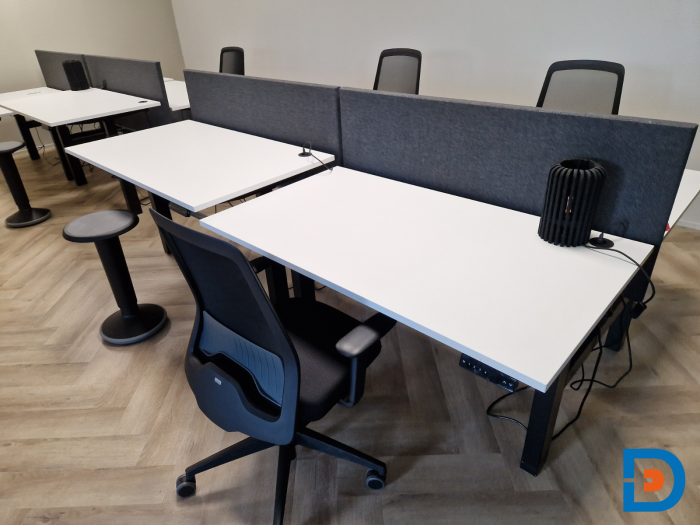 Functionele werkplekeilanden voorzien van tussenschermen voor geconcentreerd werken.