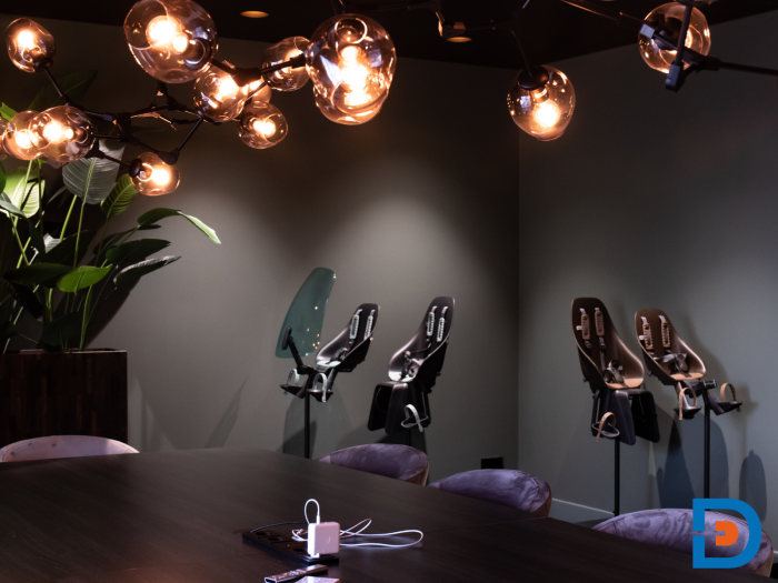 Sfeervolle vergaderruimte met warme verlichting en comfortabele zitplekken.