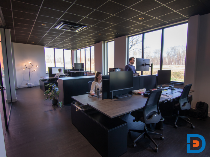 Zit/sta duo-werkplekken met zijkasten en vaste tussenwandjes voor optimale privacy en opbergruimte.