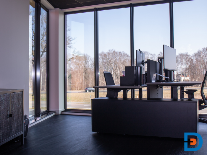 Zit/sta duo-werkplekken met zijkasten, vaste tussenwandjes en ergonomische bureaustoelen voor optimaal comfort