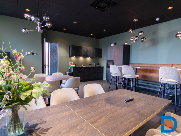 Sfeervolle kantine ingericht met warme, natuurlijke materialen voor een uitnodigende ambiance