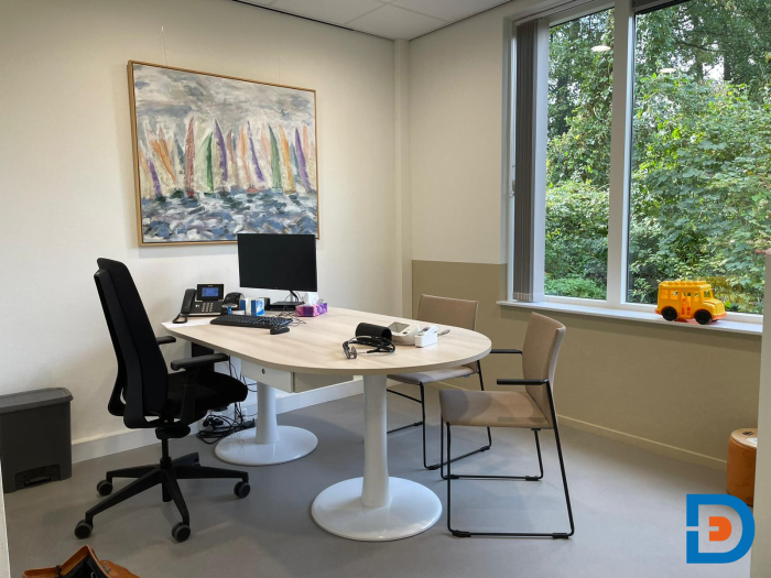 Werkplek in huisartsenpraktijk, functioneel en overzichtelijk ingericht