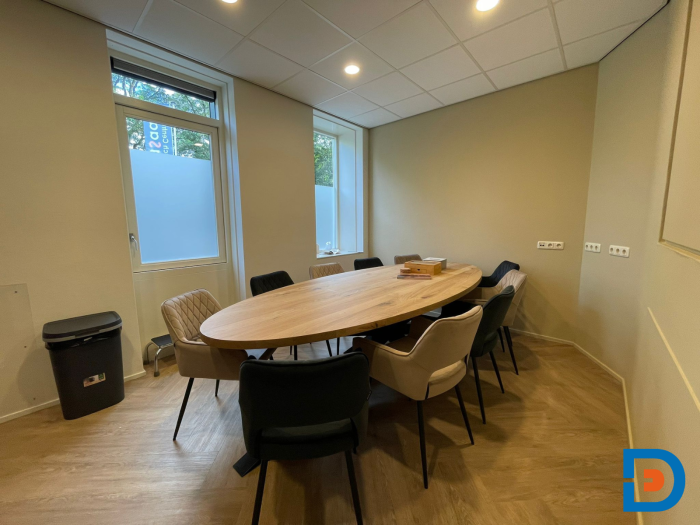 Ovale tafel voor gezamenlijke lunchmomenten van huisartsen en assistenten.