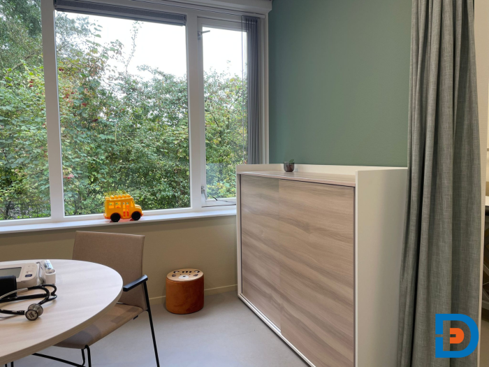 Houten schuifdeurkast in lichte en warme kleurtinten voor een rustige uitstraling