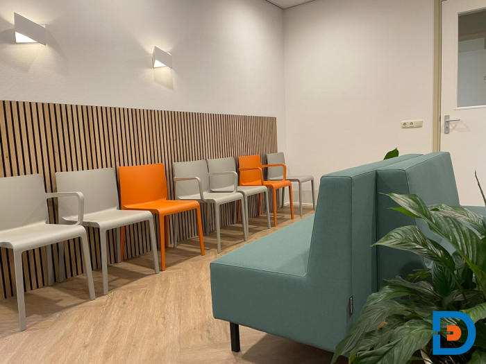 Wachtkamer voor patiënten bij de huisartsenpraktijk, ingericht voor comfort en rust.