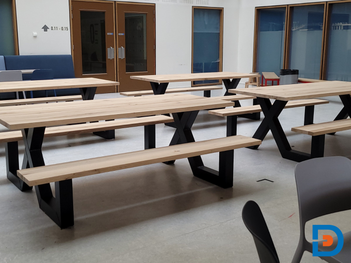 Robuuste picknickbanken van eikenhout voor een stoere en natuurlijke uitstraling.