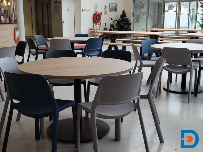 Duurzame Eco stoel van gerecycled kunststof bij ronde tafel.