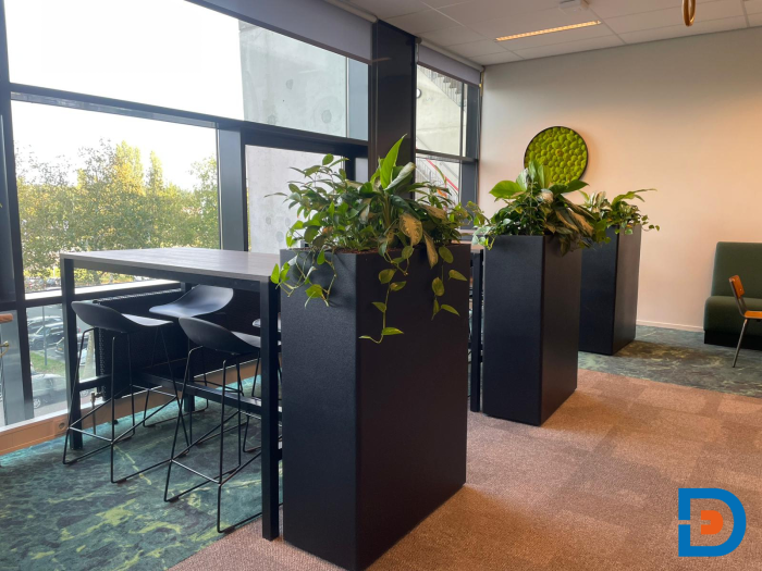 Lerarenkamer met vergadertafel en zitplekken in een functionele kantoorinrichting.