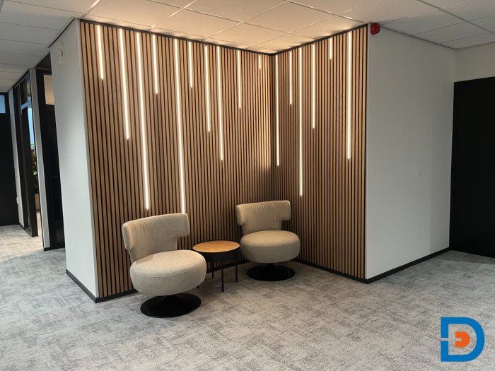 Zitje met LED-lattenwand