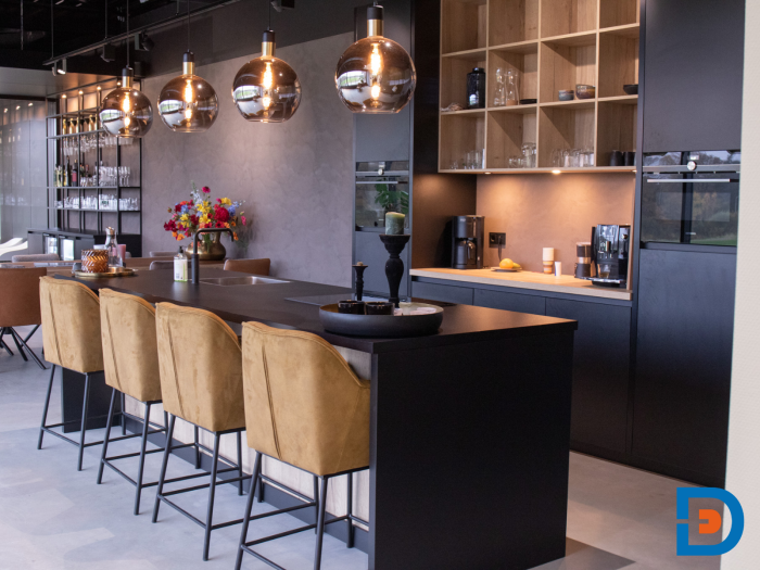 Klassiek ontworpen keuken en bar in de kantine voor tijdloze elegantie en functionaliteit