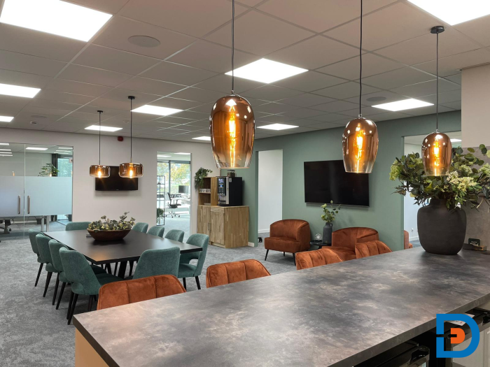 Azuurblauwe accenten met lattenwand, tapijt en sfeerverlichting voor een warm en eigentijds interieur.